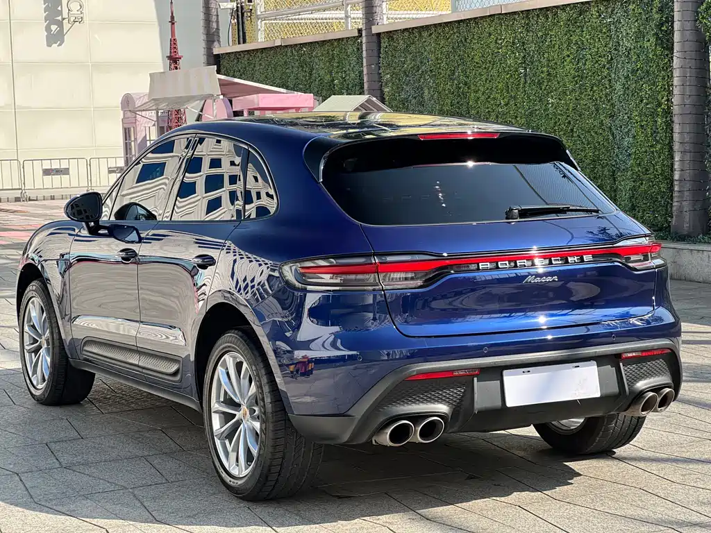 PORSCHE MACAN