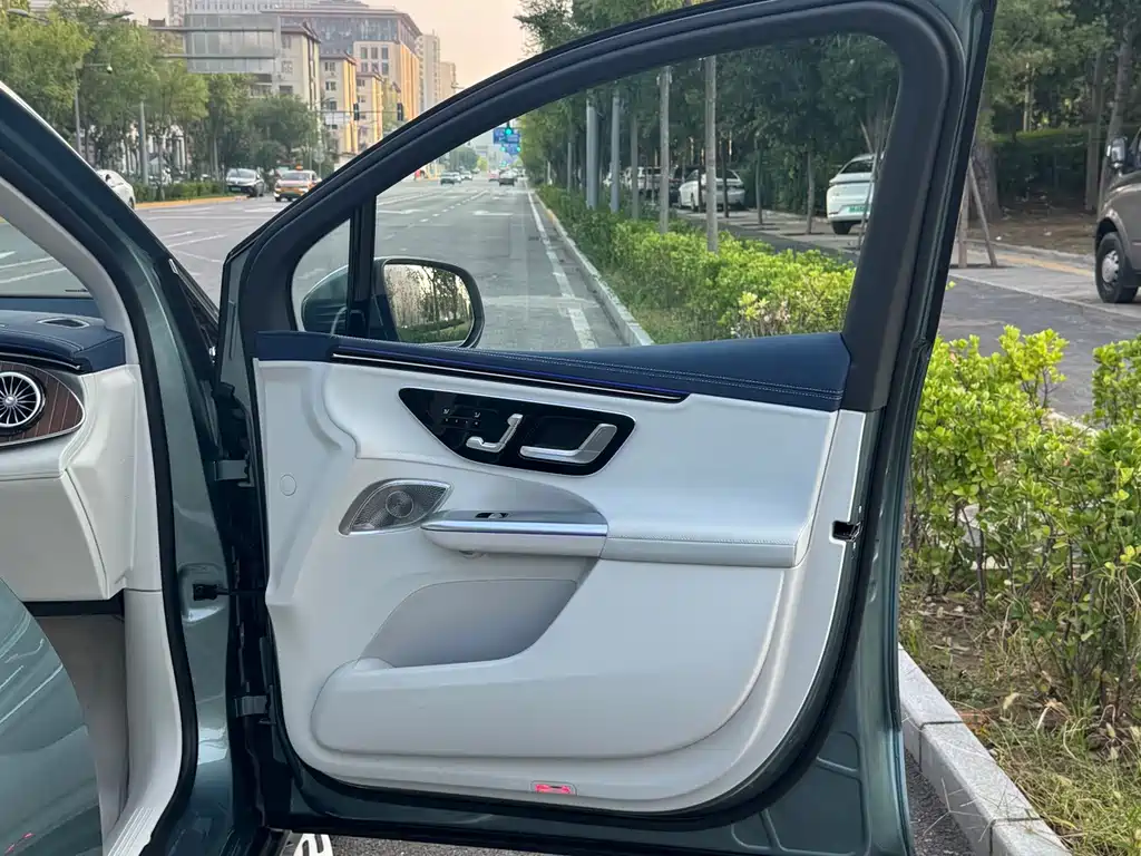 Mercedes-Benz EQE SUV — миниатюра 13