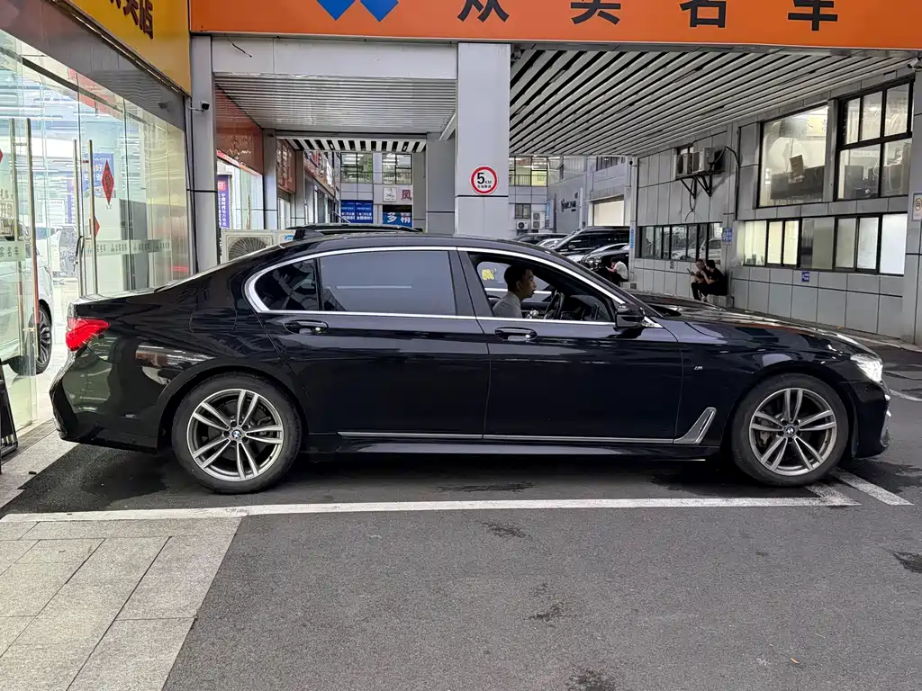 BMW 7 Series — миниатюра 6