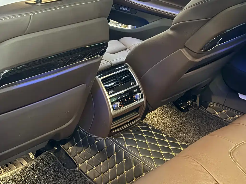 BMW 7 Series — миниатюра 4