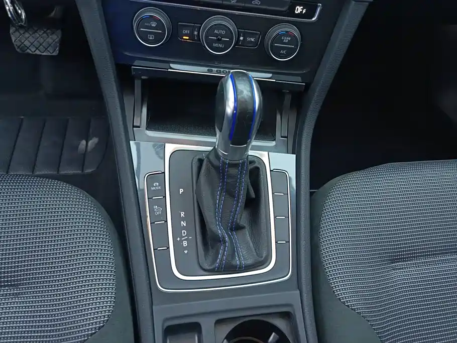 Volkswagen Golf EV — миниатюра 16