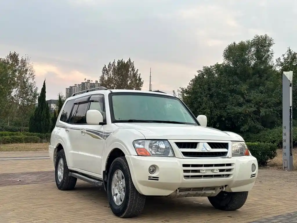 Mitsubishi Pajero — миниатюра 3