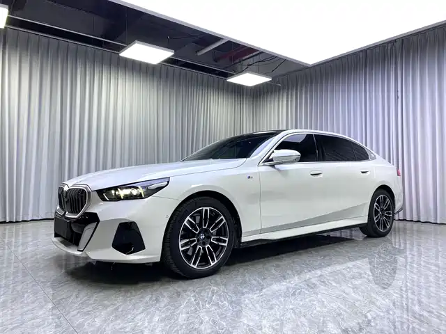 BMW 5-Series — фото 1