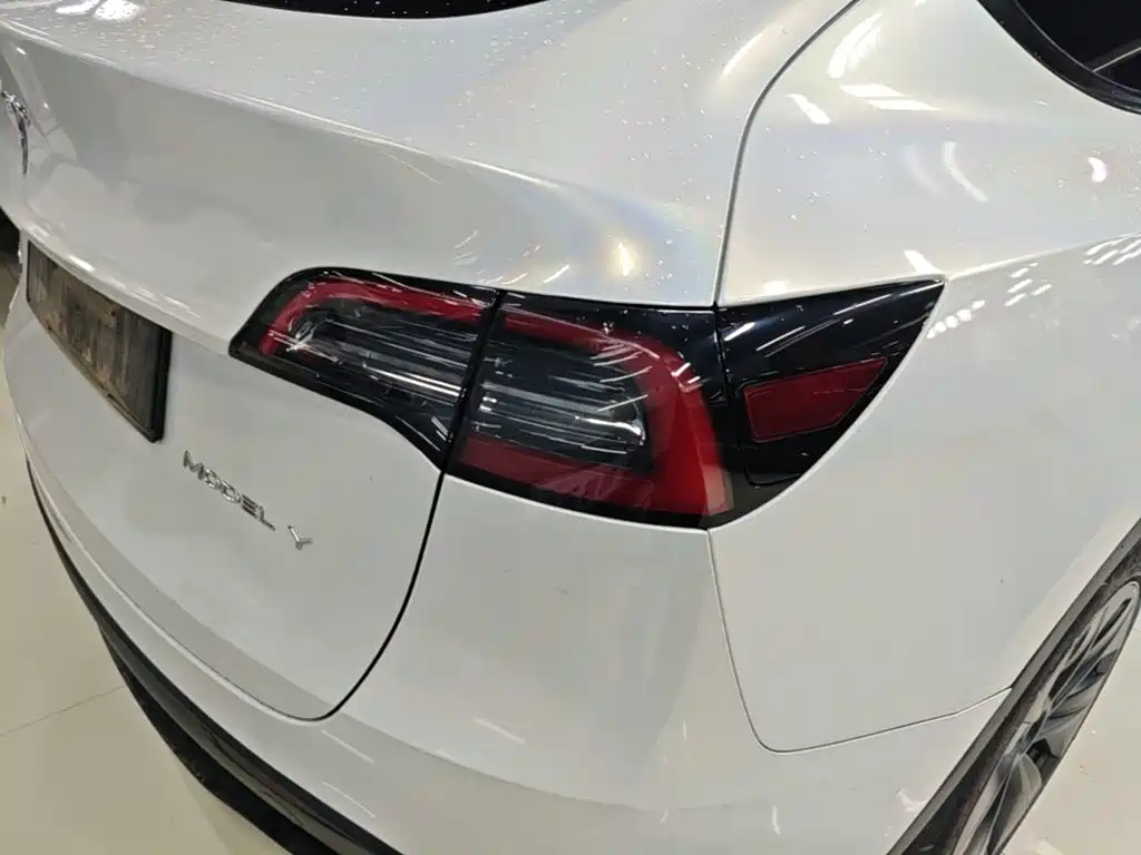 Tesla Model Y — миниатюра 8