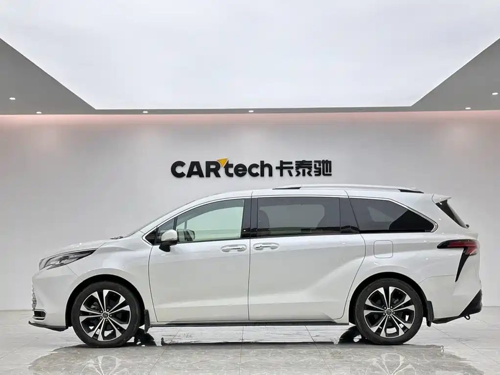 Toyota Sienna — миниатюра 2