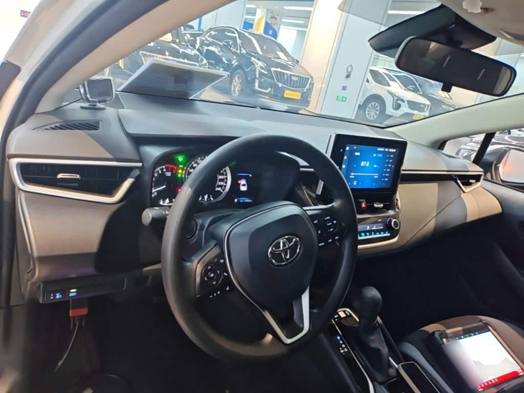 Toyota Corolla 1.2 л 2021 г. Белый, пробег 37500 км
