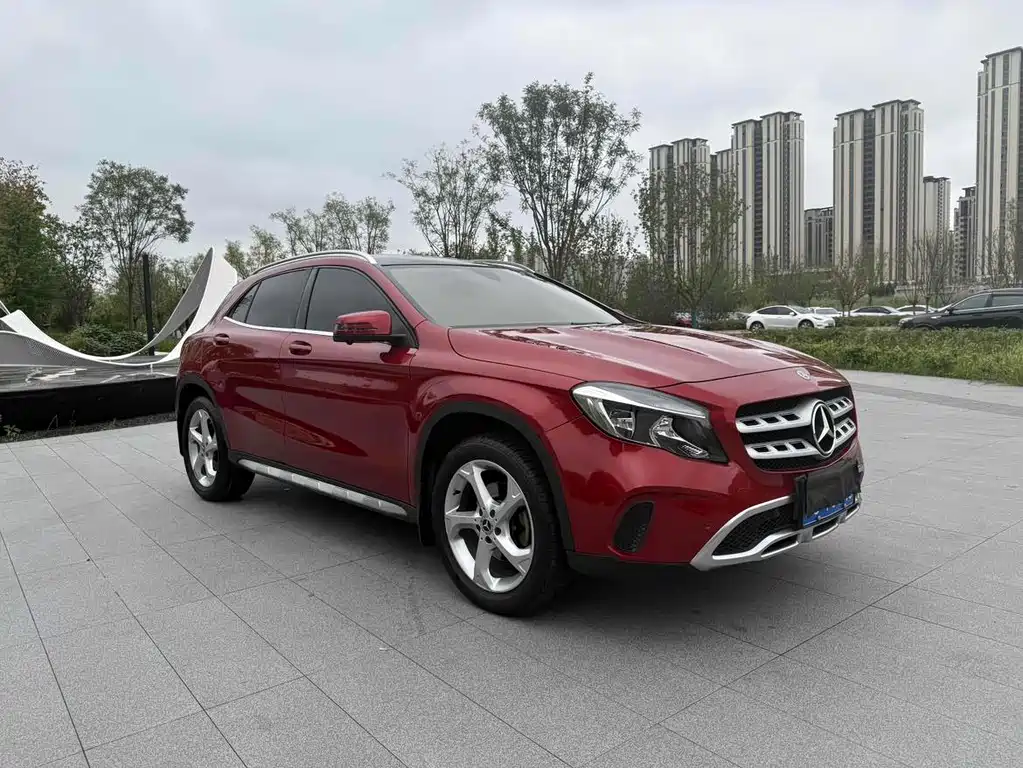 MERCEDES-BENZ GLA