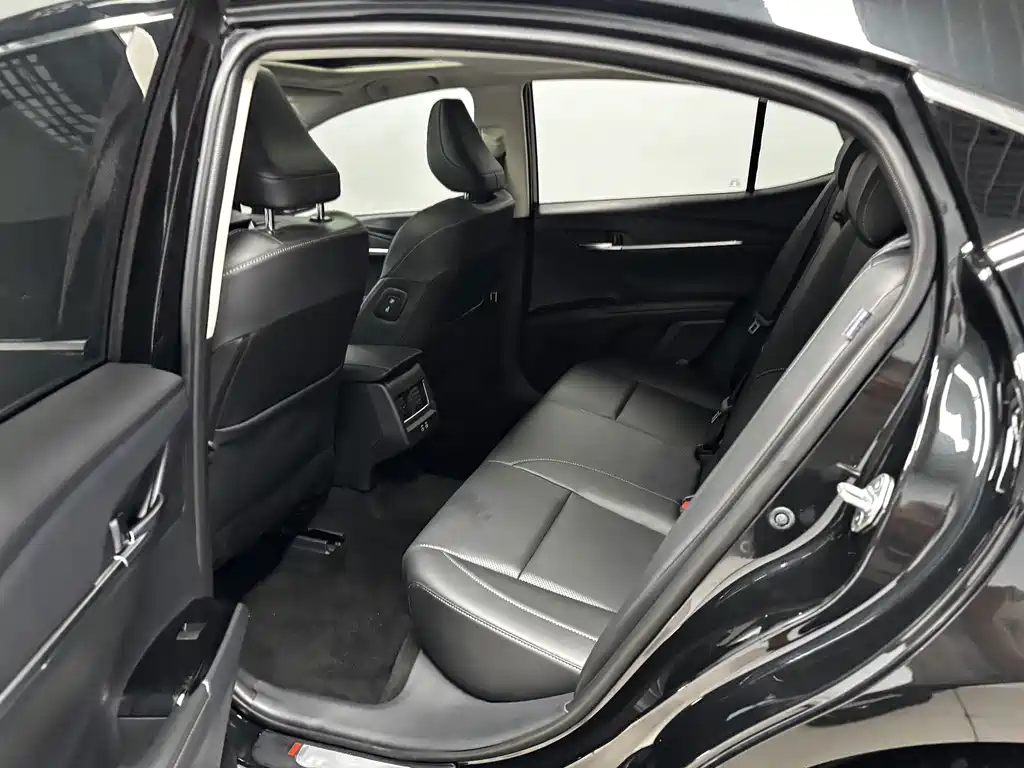 Toyota Camry — миниатюра 23