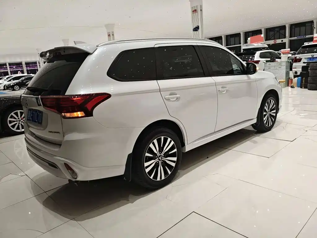 Mitsubishi Outlander — миниатюра 5