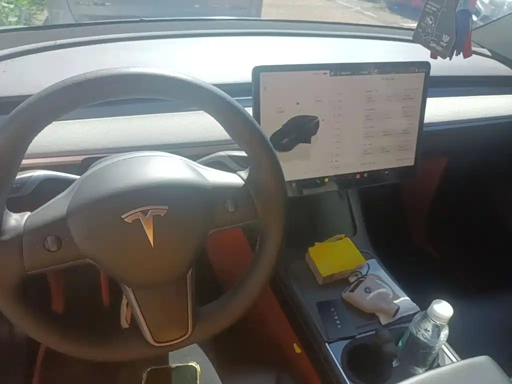 Tesla Model Y — миниатюра 10