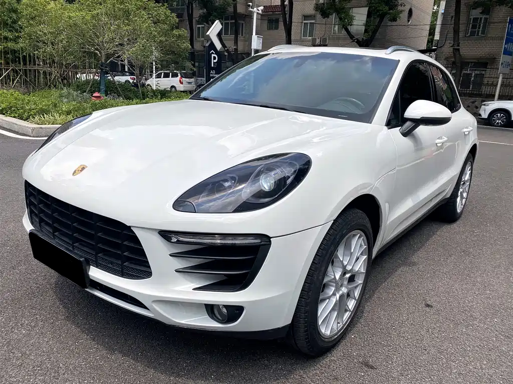 PORSCHE MACAN