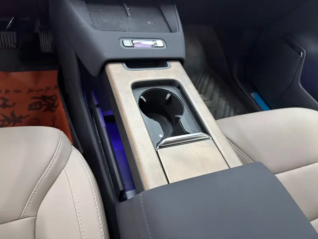 Volvo XC70 PHEV — миниатюра 5