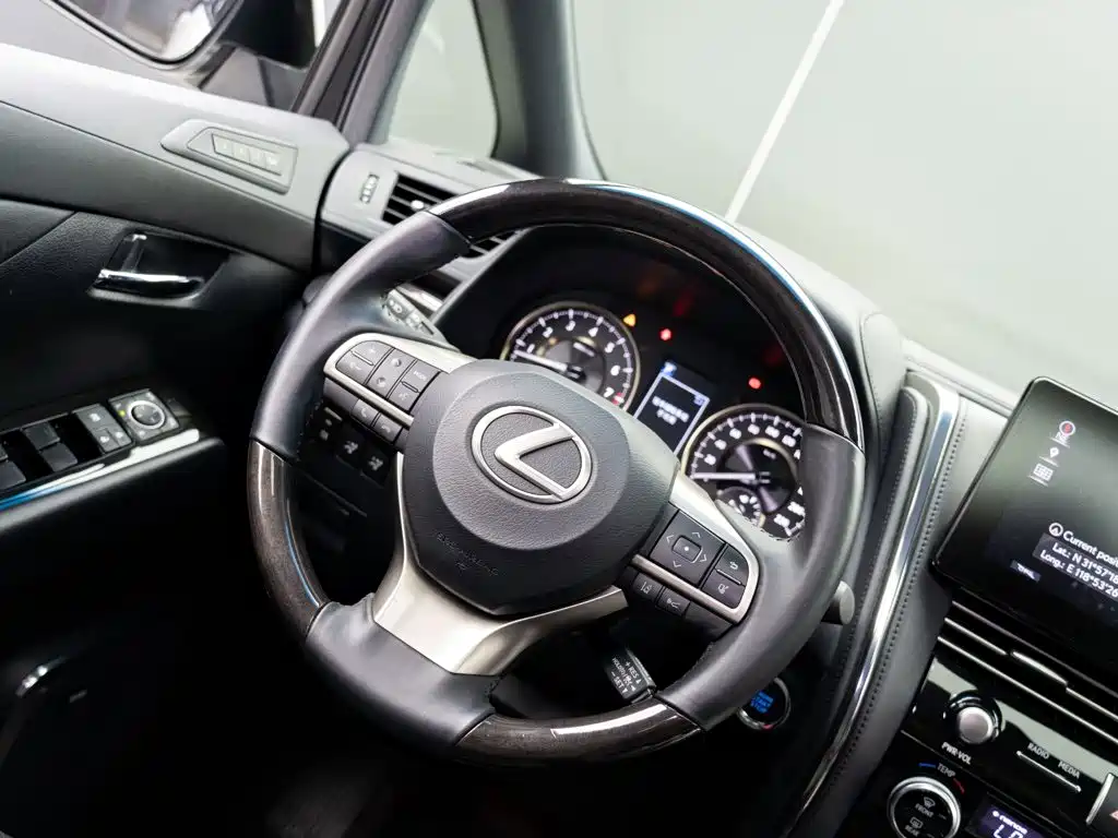 Lexus LM — миниатюра 16
