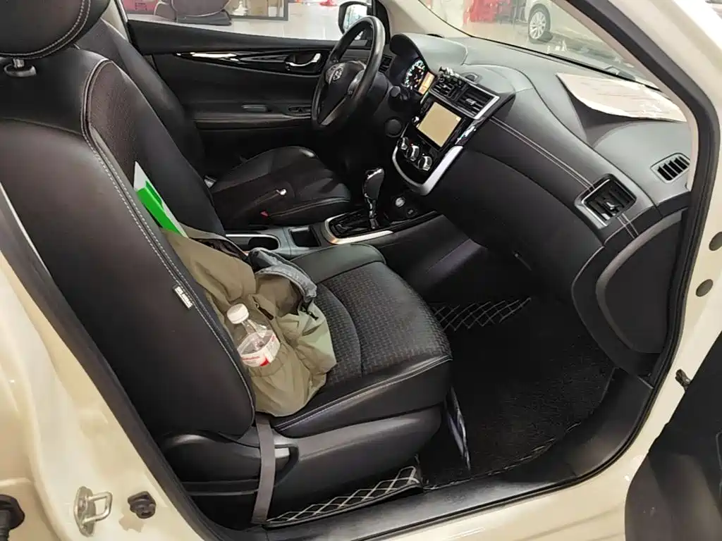Nissan Tiida — миниатюра 25