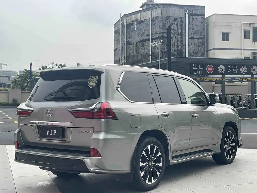 Lexus LX — миниатюра 6