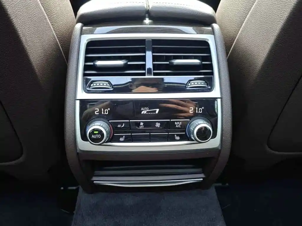 BMW 7 Series — миниатюра 11