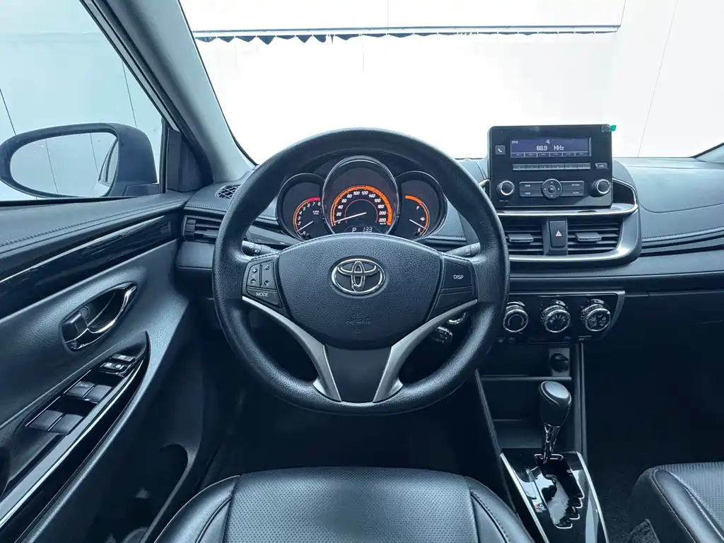 Toyota Yaris L — миниатюра 10