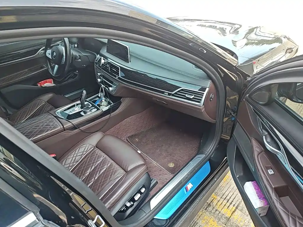 BMW 7 Series — миниатюра 9