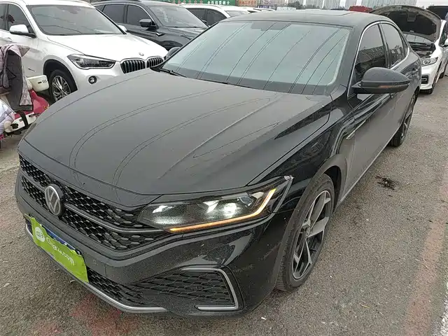 VOLKSWAGEN PASSAT 2025