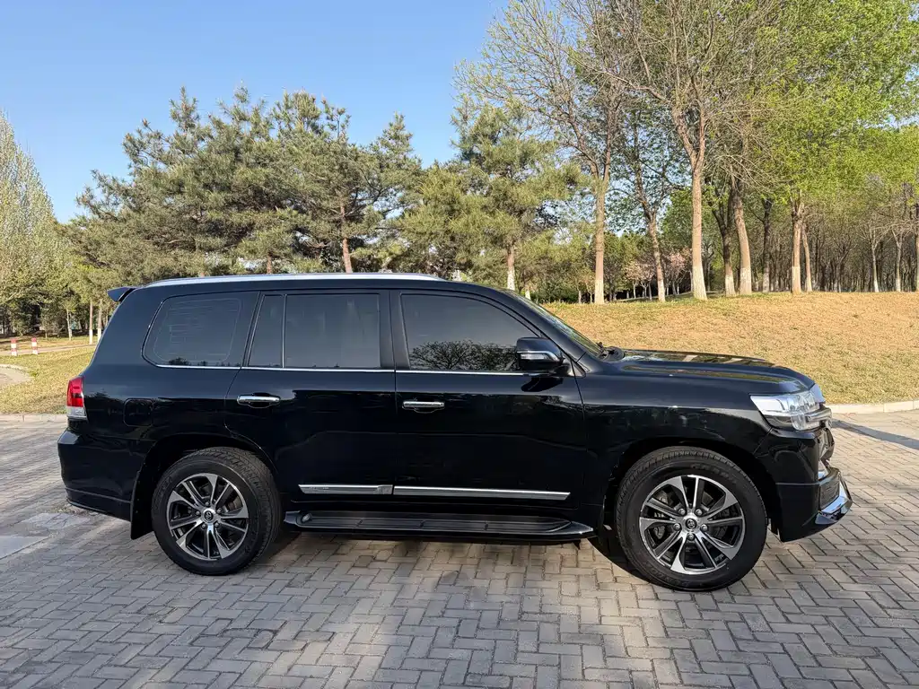 Toyota Land Cruiser 2020 5.7L AT