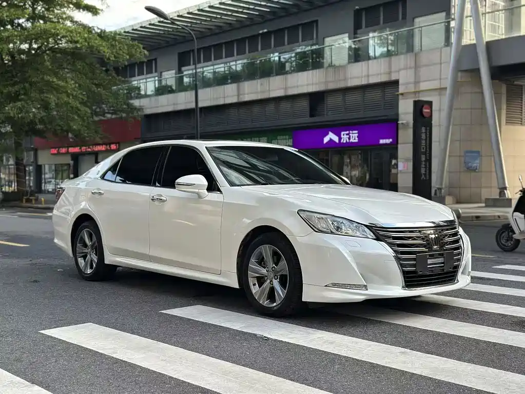 Toyota Crown — миниатюра 3