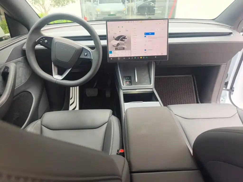 Tesla Model Y L — миниатюра 10
