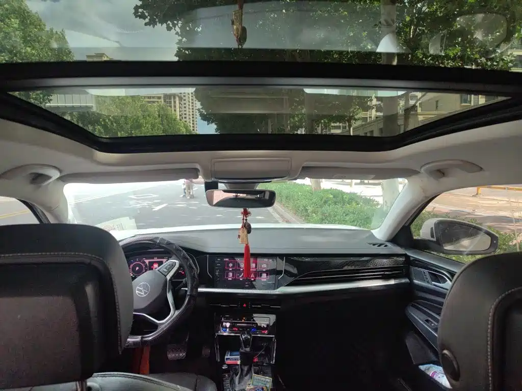 Volkswagen Passat PHEV — миниатюра 9