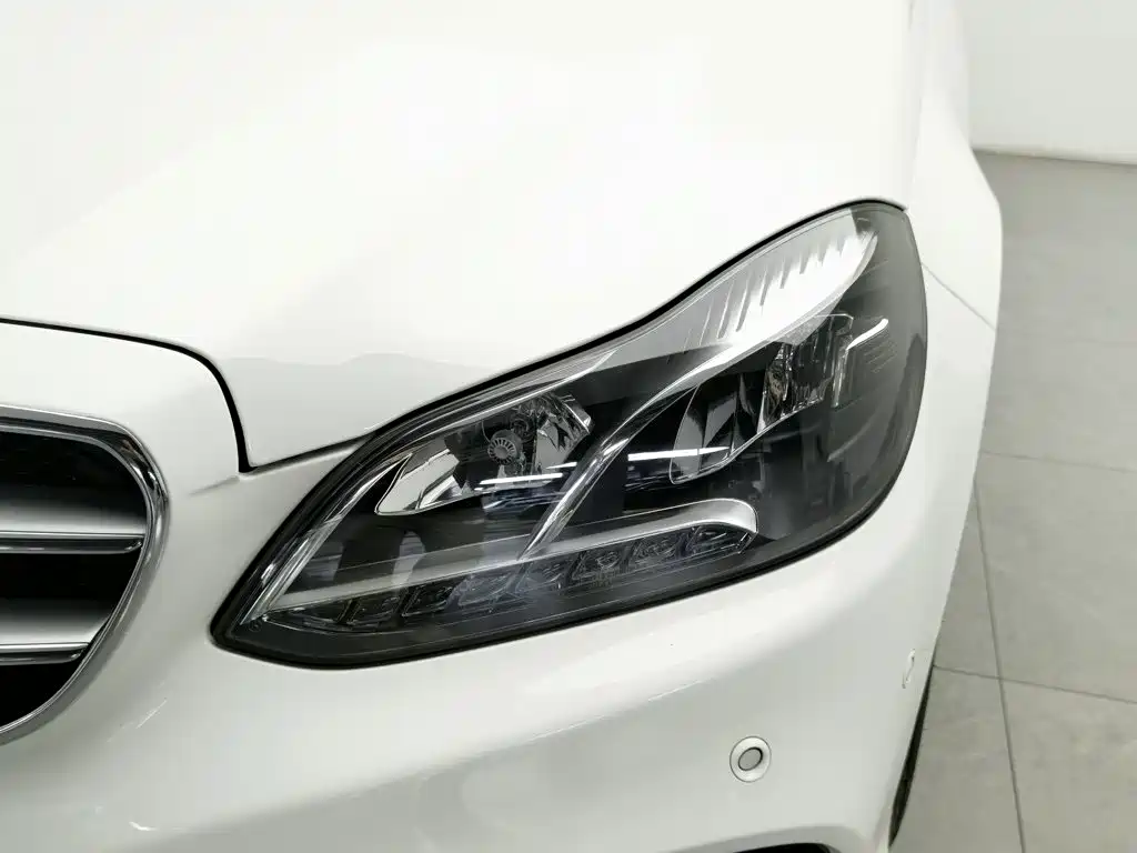 Mercedes-Benz E-Class — миниатюра 7