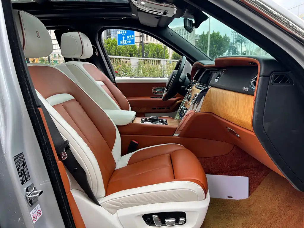 Rolls-Royce Cullinan — миниатюра 12