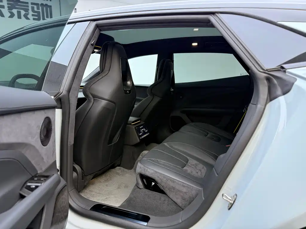 LOTUS SPORTS CAR EMEYA FLOWERS