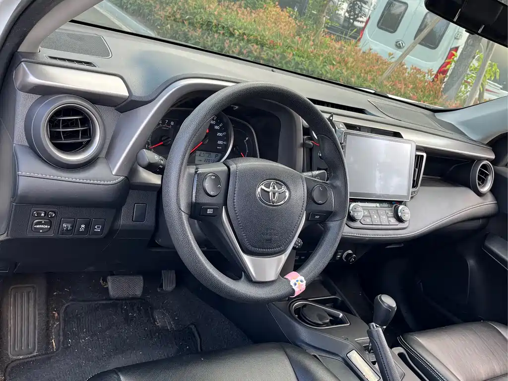 Toyota RAV4 — миниатюра 9