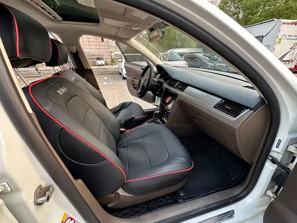 Volkswagen Bora 2015 1.6L AT Comfort