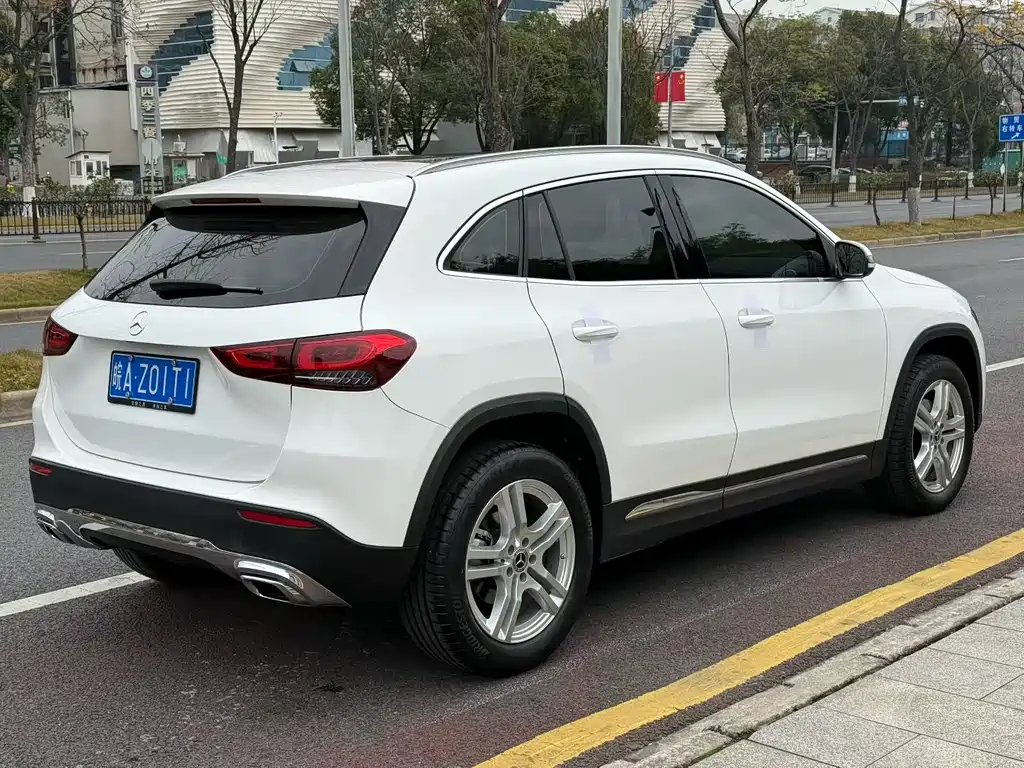 MERCEDES-BENZ GLA