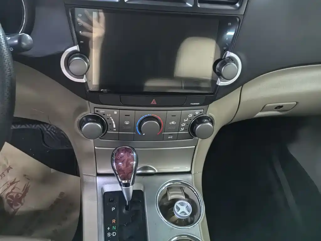 Toyota Highlander 2012 2.7L 5 мест Elite