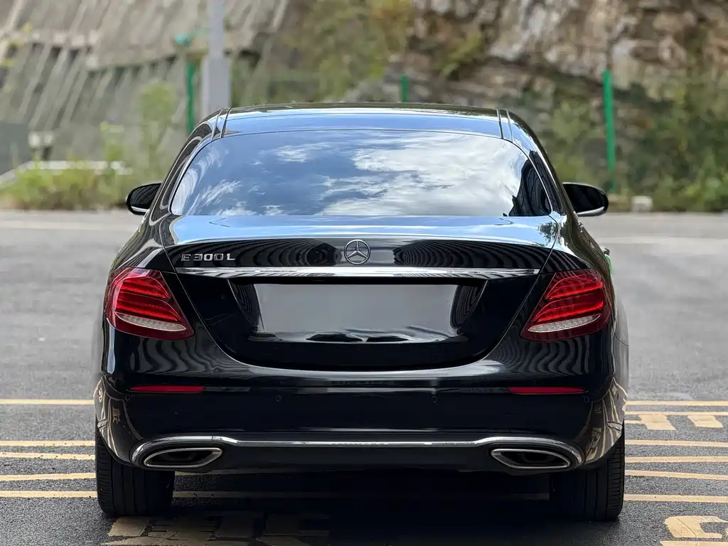 Mercedes-Benz E-Class — миниатюра 8