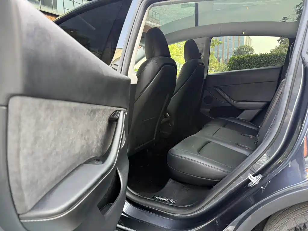 Tesla Model Y — миниатюра 5
