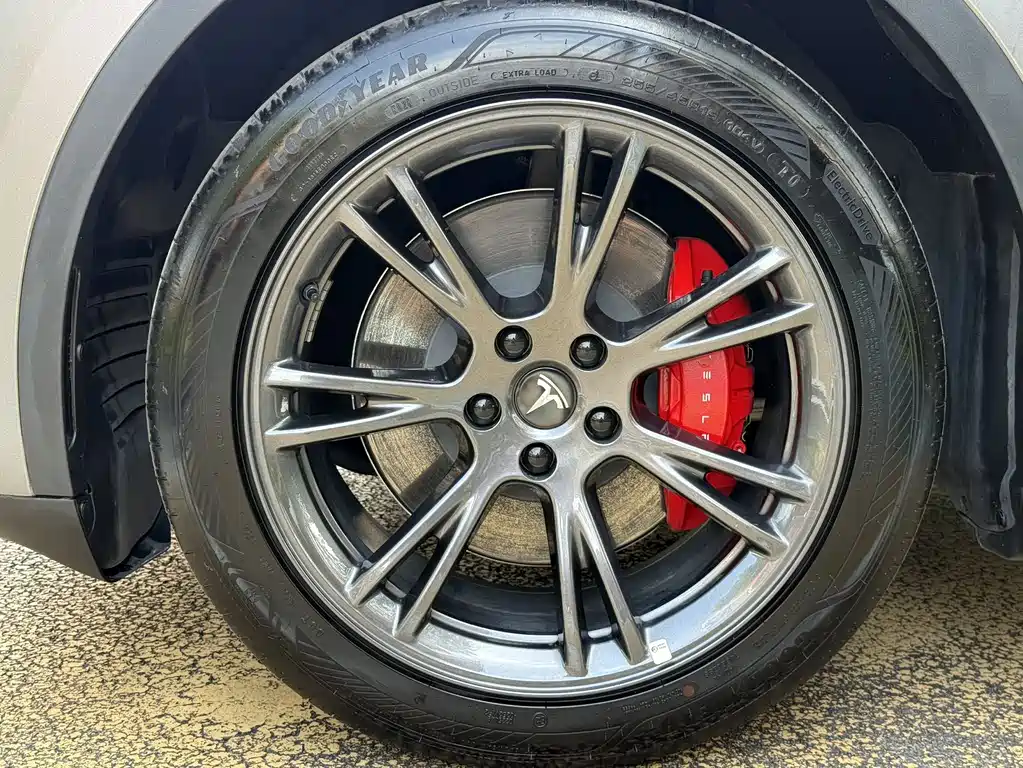 Tesla Model Y — миниатюра 10