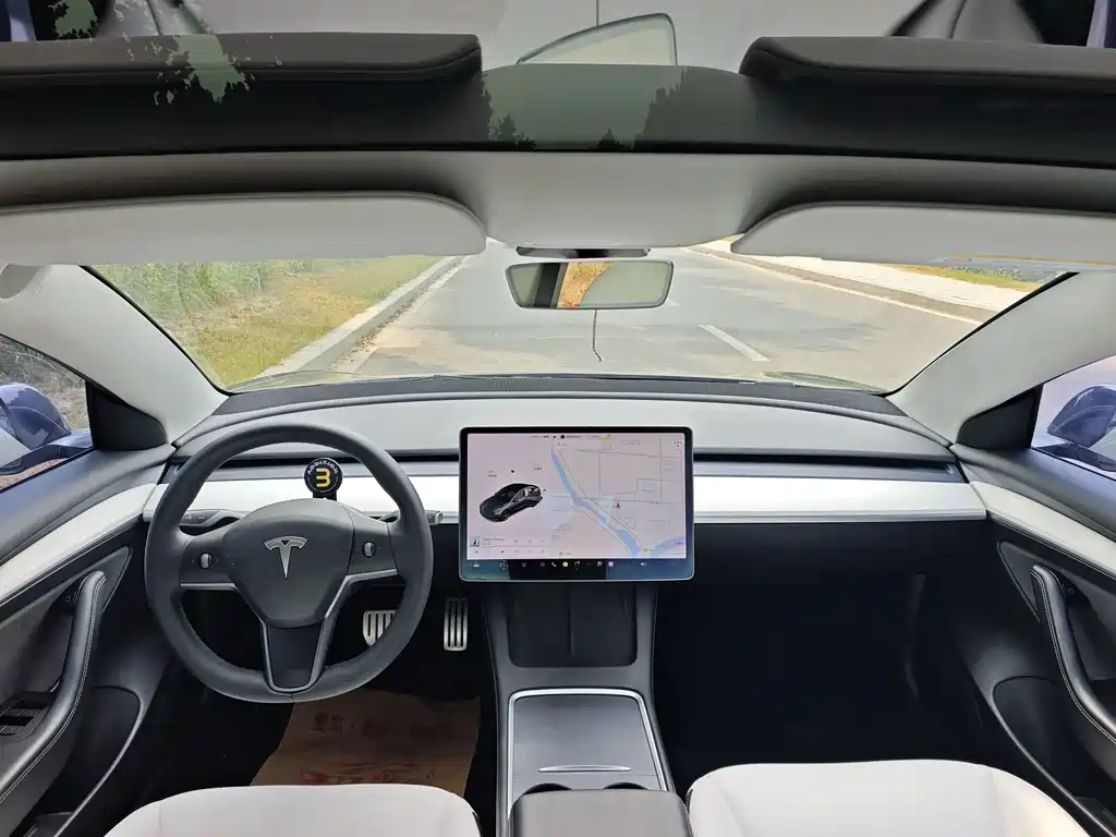 Tesla Model 3 — миниатюра 6