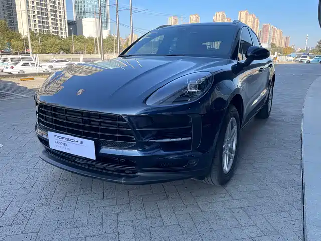 PORSCHE MACAN