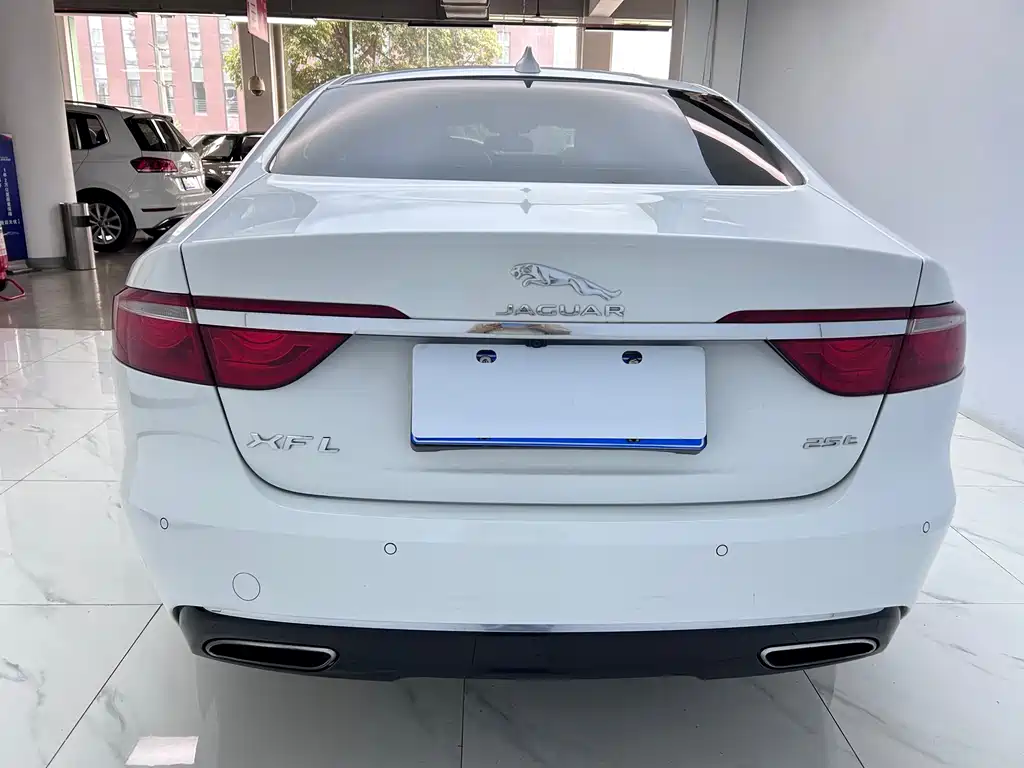 Jaguar XFL — миниатюра 6