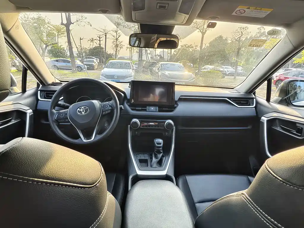 Toyota RAV4 — миниатюра 6