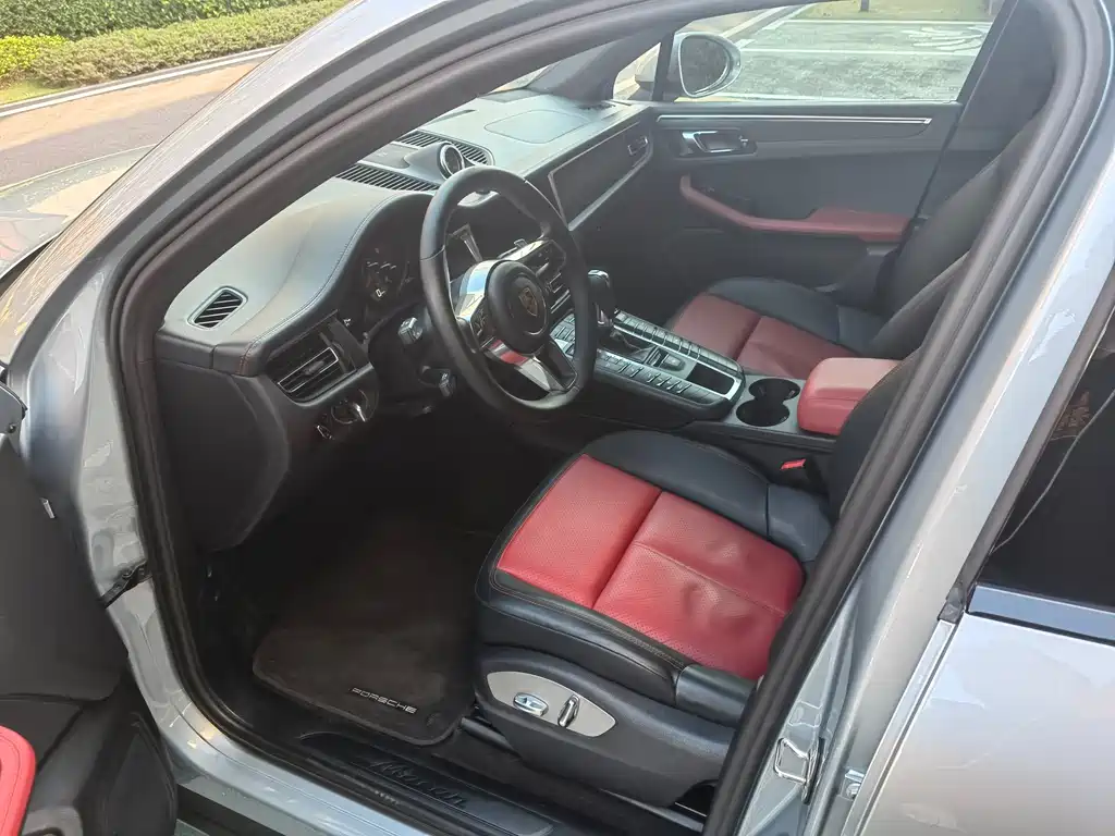 PORSCHE MACAN
