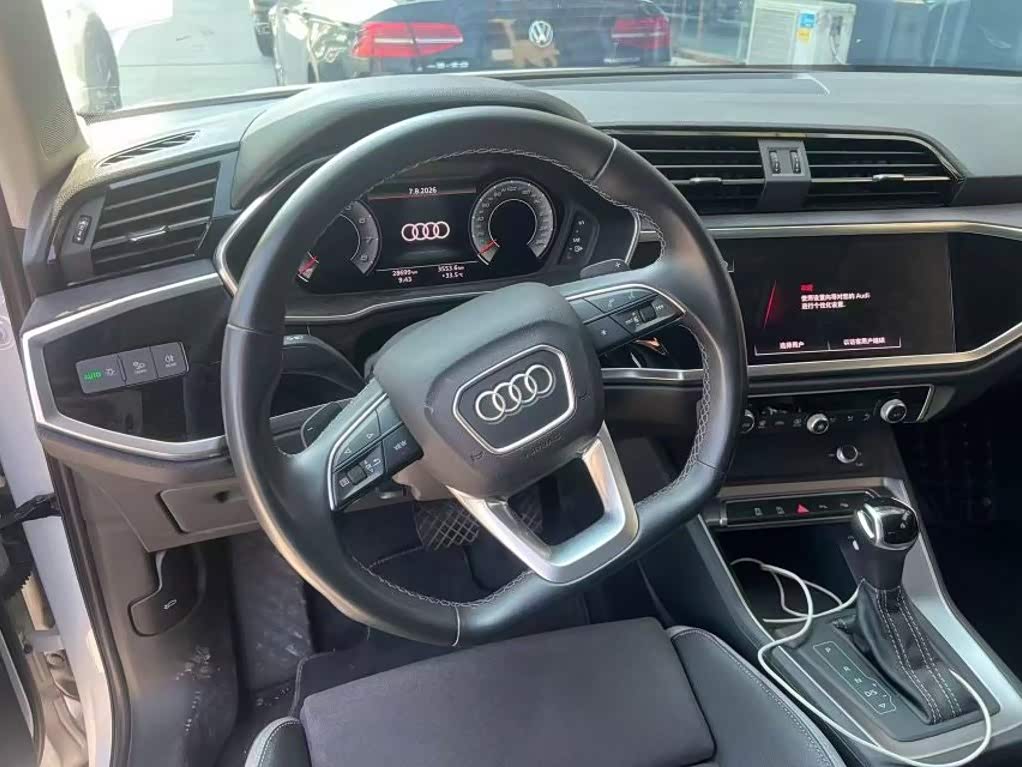 Audi Q3 1.4 л 2022 г. Белый, пробег 28000 км