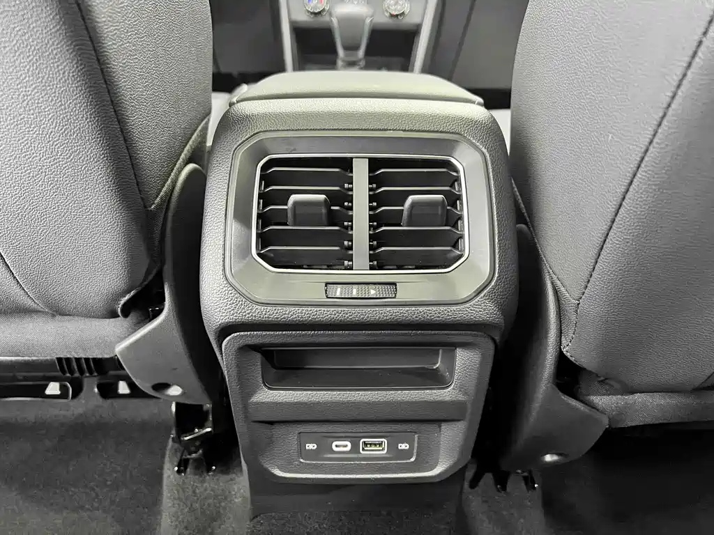 Volkswagen Tiguan L — миниатюра 16