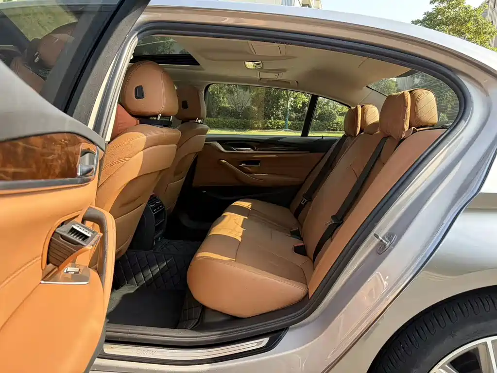 BMW 5 Series — миниатюра 11