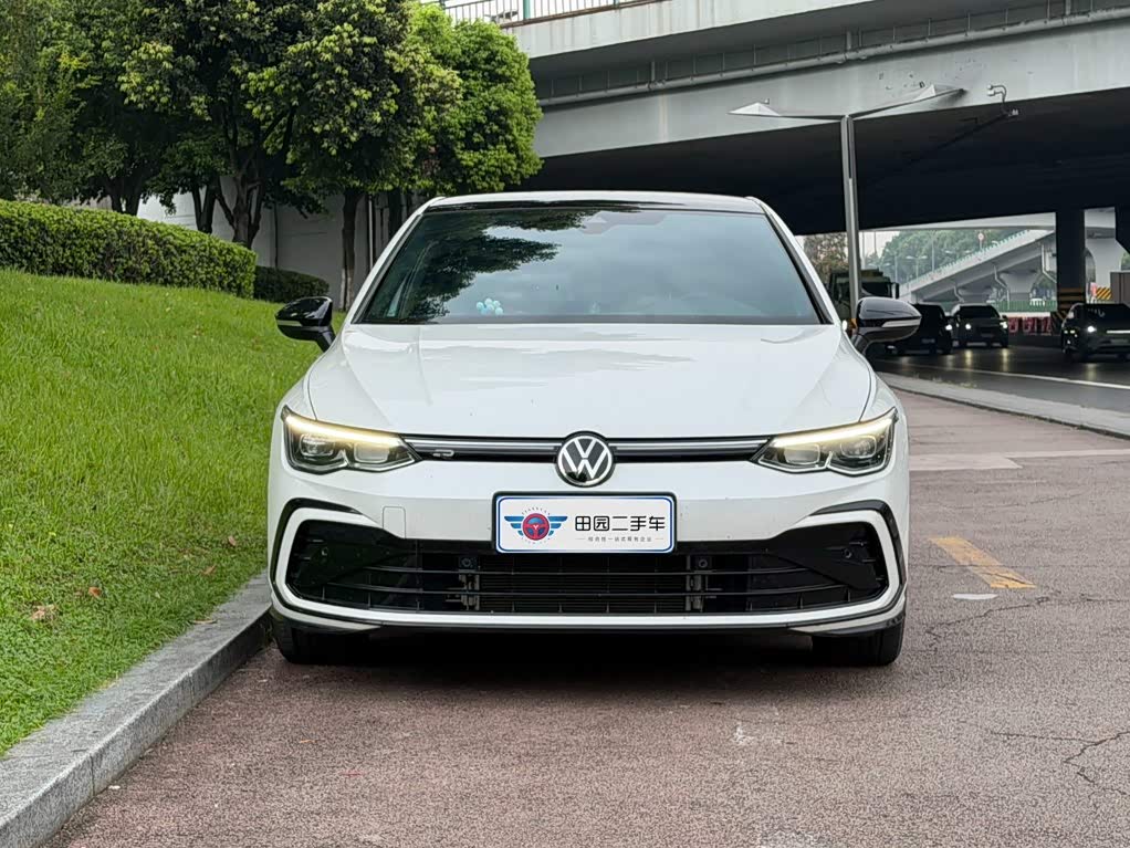 Volkswagen Golf 1.4 л 2021 г. Белый, пробег 15000 км
