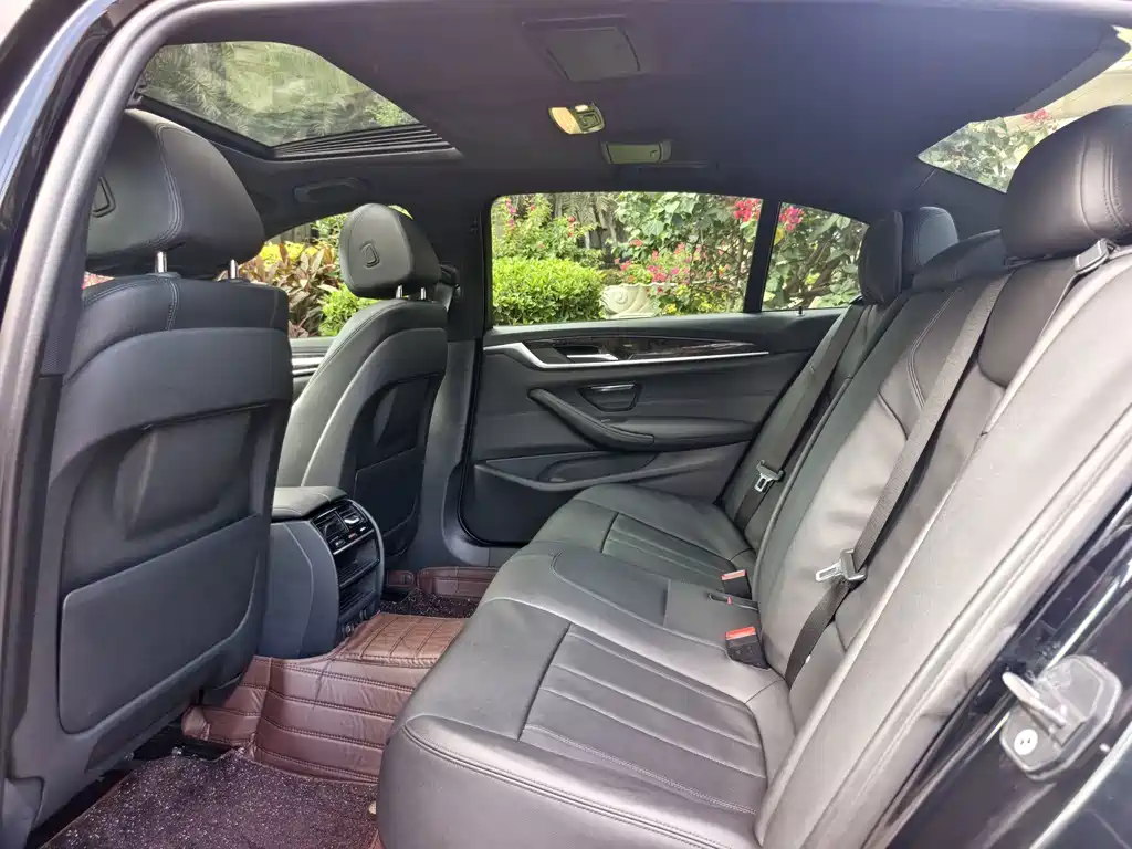 BMW 5 Series — миниатюра 10