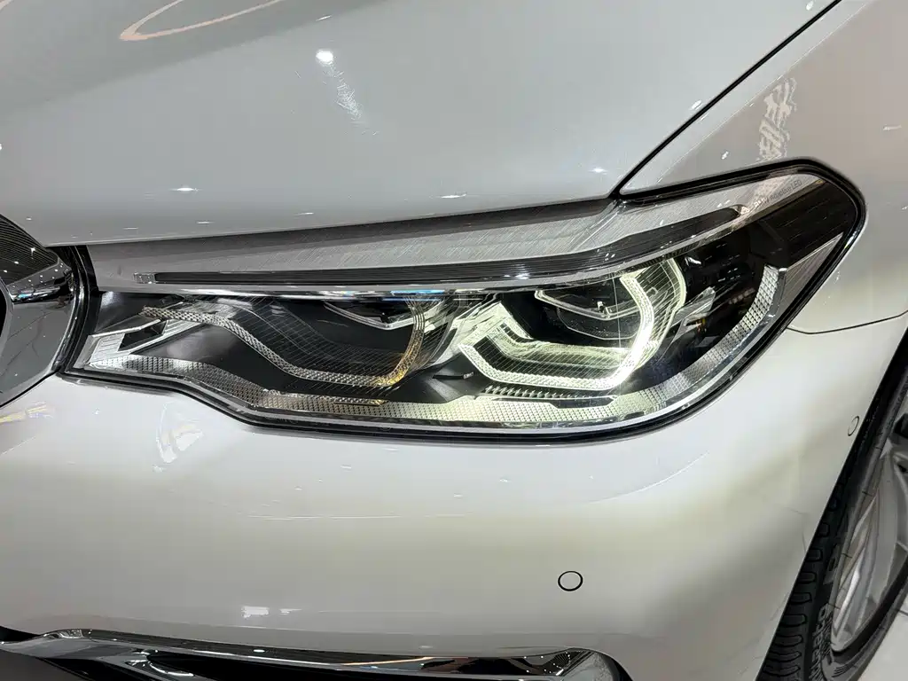 BMW 5 Series — миниатюра 7