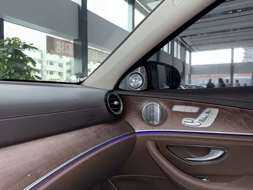 Mercedes-Benz E-Class — миниатюра 5