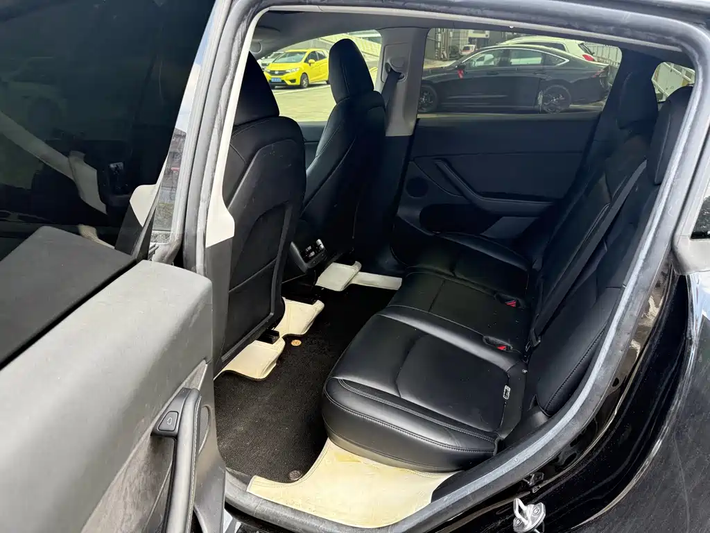 Tesla Model Y — миниатюра 9